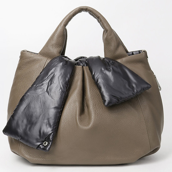 Объемная двусторонняя сумка из мягкой серо-бежевой кожи в сочетании со стеганой болоньевой тканью  Roberta Gandolfi