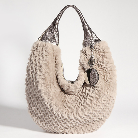 Округлая сумка-хобо из мягкой металлизированной кожи в сочетании с отделкой из кроличьего меха  Innue