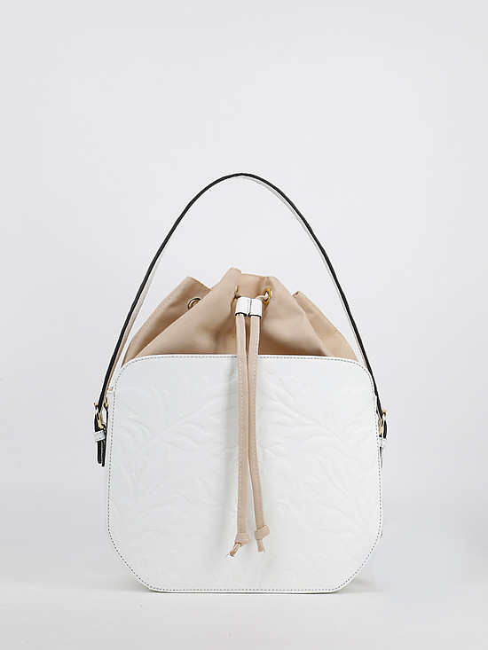 Белая сумочка-ведерко из кожи с цветочным тиснением  BE NICE