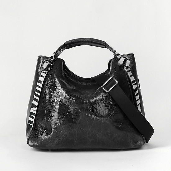 Мягкая лаковая сумка-тоут черного цвета с лентами из меха пони с принтом под зебру  Roberta Gandolfi