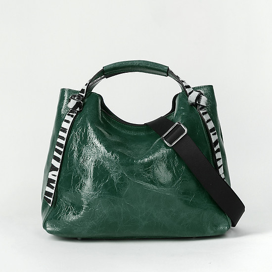 Мягкая лаковая сумка-тоут зеленого цвета с лентами из меха пони с принтом под зебру  Roberta Gandolfi