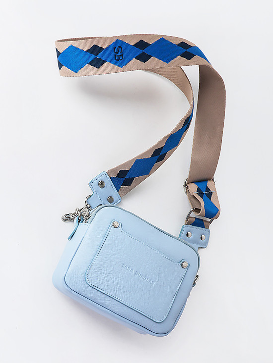 Сумочка кросс-боди из светло-голубой кожи под ската с двумя отделами и ярким текстильным ремешком  Sara Burglar