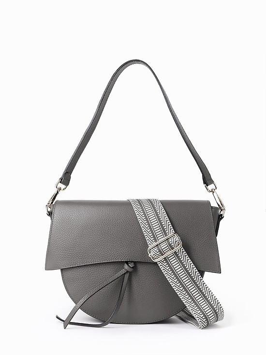 Полукруглая сумка кросс-боди из плотной серой кожи с фигурным клапаном и комплектом ремешков  BE NICE