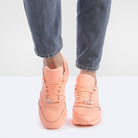 Кожаные кроссовки персикового цвета  Reebok