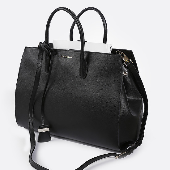 Черная сумочка из высококачественной мягкой сафьяновой кожи с изящной золотистой фурнитурой  Coccinelle