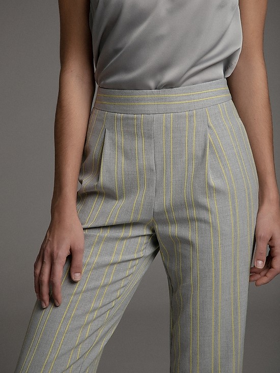 Укороченные брюки серого цвета с вертикальной желтой полоской  EMKA