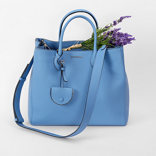 Объемная голубая сумка-тоут  Coccinelle