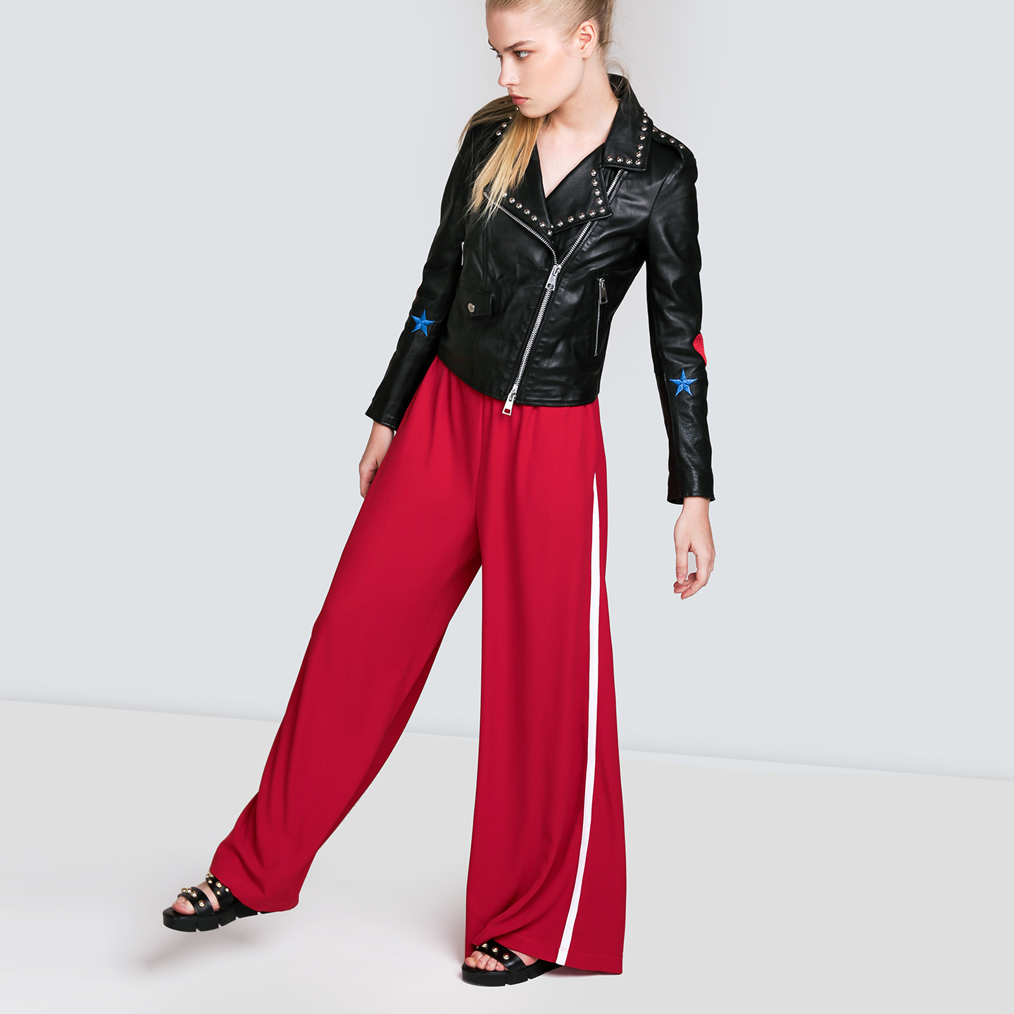 Красные широкие штаны с лампасами – Италия, красного цвета, полиэстер.Купить в интернет-магазине в Москве. Цена 5180 руб.