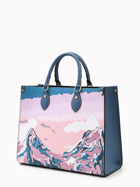 Кожаная сумка-тоут в синих оттенках с принтом пейзажа гор  BE NICE