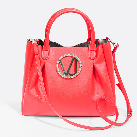 Яркая красная сумка из мягкой экокожи, декорированая крупной золотистой монограммой  Versace Jeans