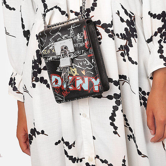 Маленькая сумочка на плечо Elissa из натуральной черной кожи с принтом  DKNY