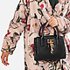 Маленькая сумочка Elissa из натуральной плотной кожи с фирменными деталями  DKNY