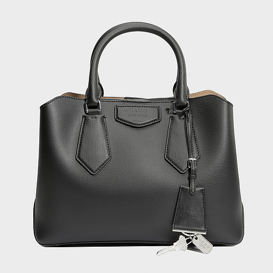 Черная кожаная сумка-тоут среднего размера с фирменным брелоком  DKNY
