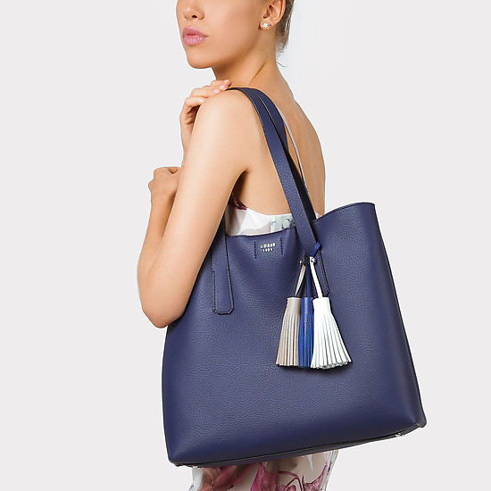 Синяя сумка-шоппер Trudy на длинных ручках из экокожи  Guess