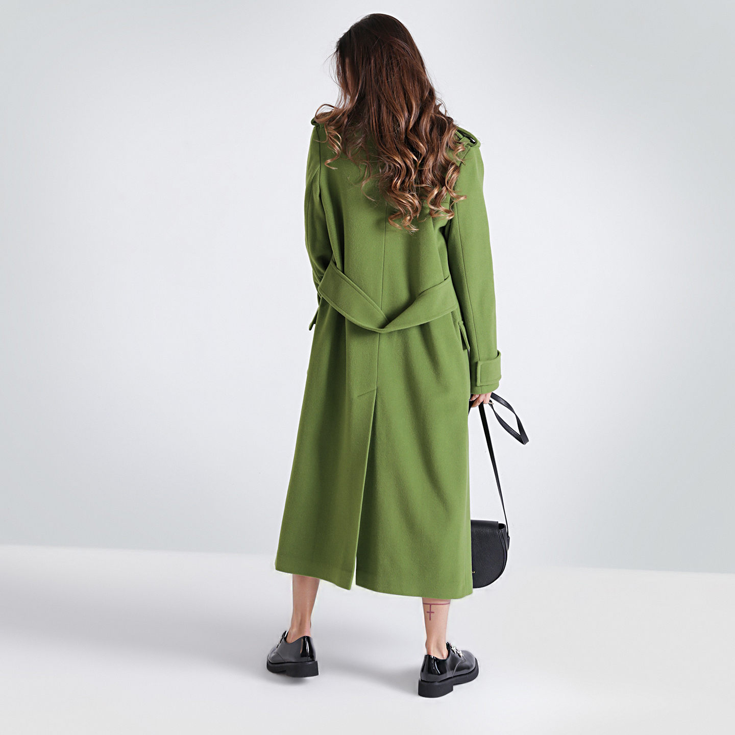 Зеленое пальто купить. Parosh пальто зеленое. Зелёное пальто Esprit. Женщина в зеленом пальто. Зеленое пальто с капюшоном.