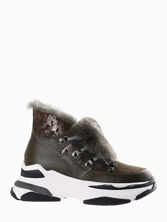 Утепленные ботинки в стиле ugly shoes из кожи темно-оливкового оттенка с текстильными вставками  Solo Noi